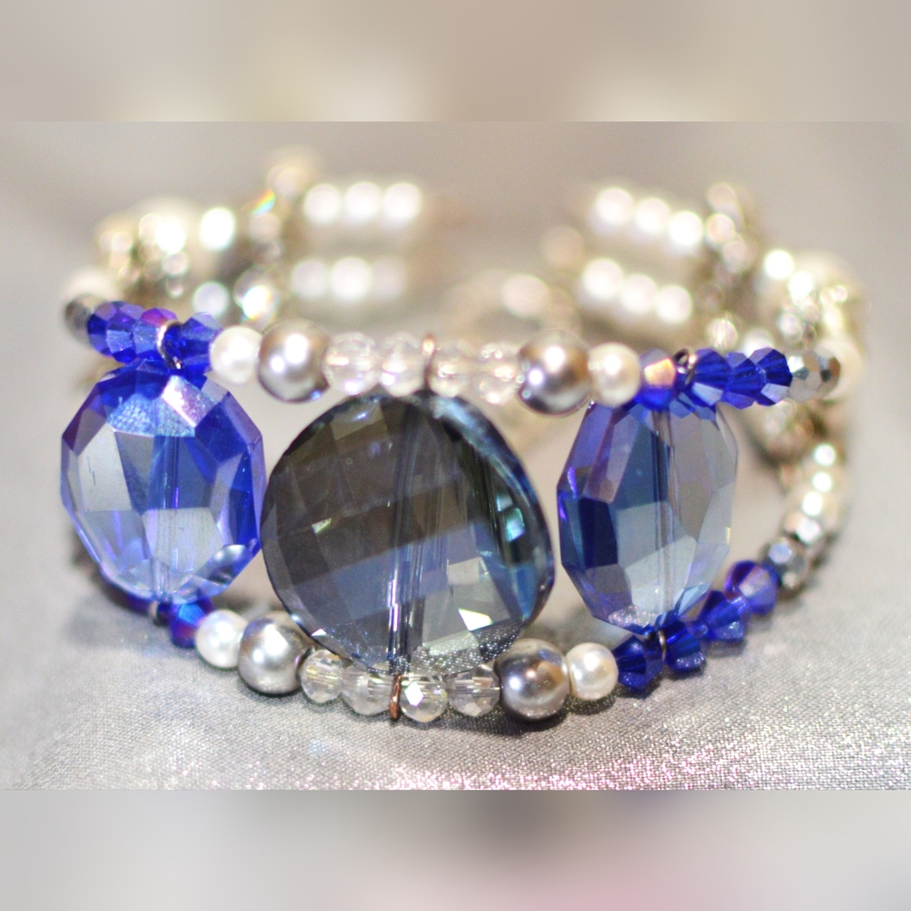 Elegant blue and white bangle BM-15-006